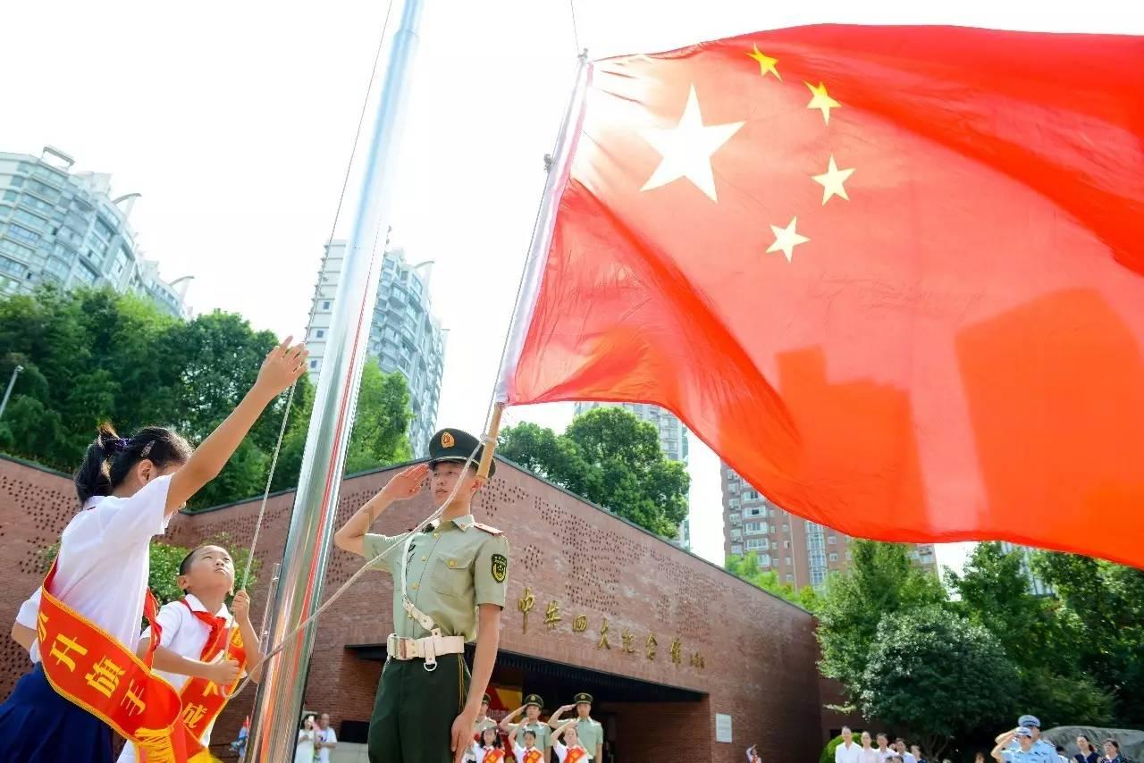 逃离黑与白的房间